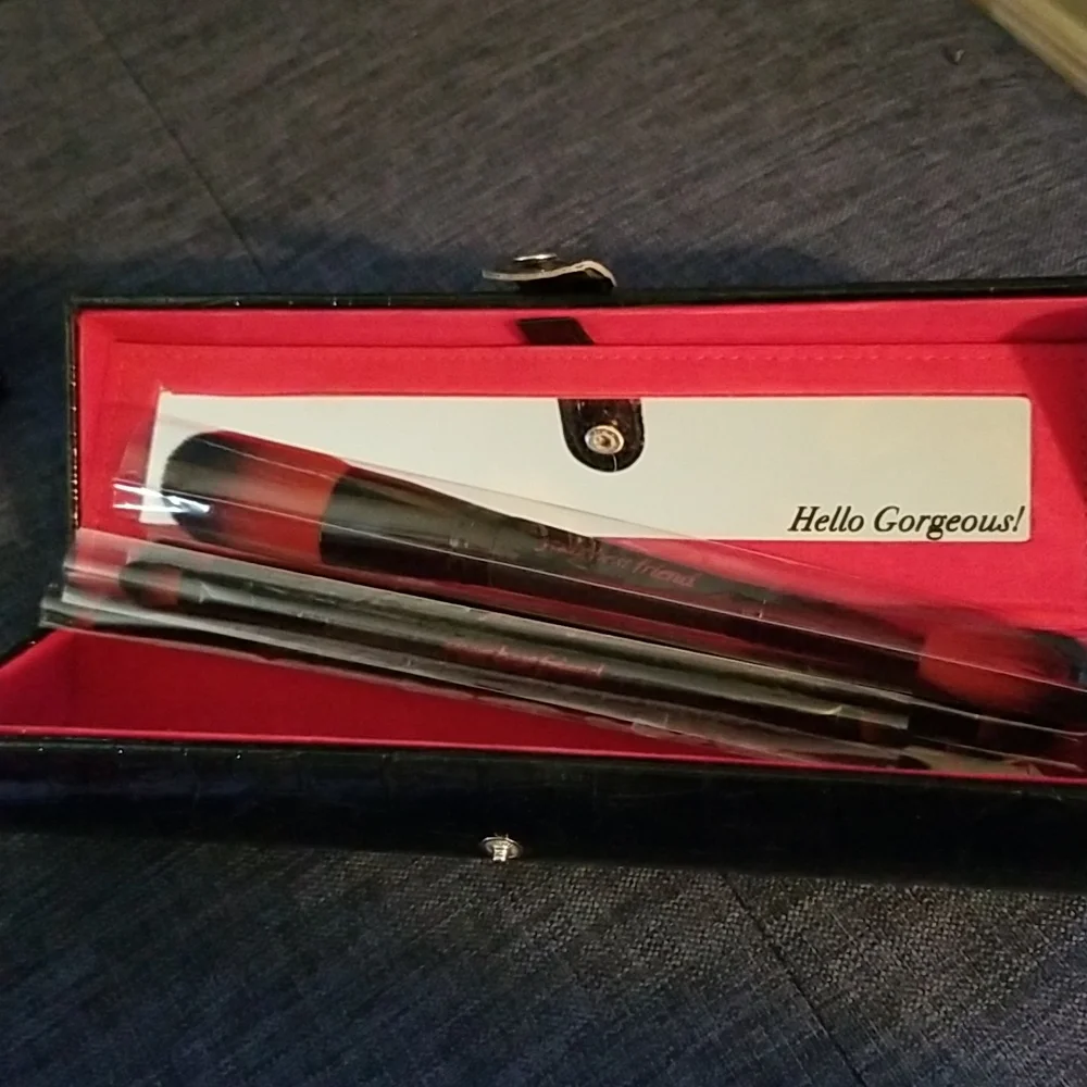 ⚠️Semi-Vintage⚠️ YBF -YOUR BEST FRIEND 4 Piece Makeup Brush Set & Case